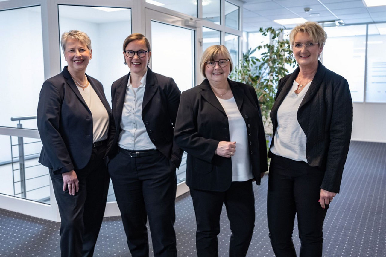 Mitarbeiter des Kundenservicecenters lächeln freundlich