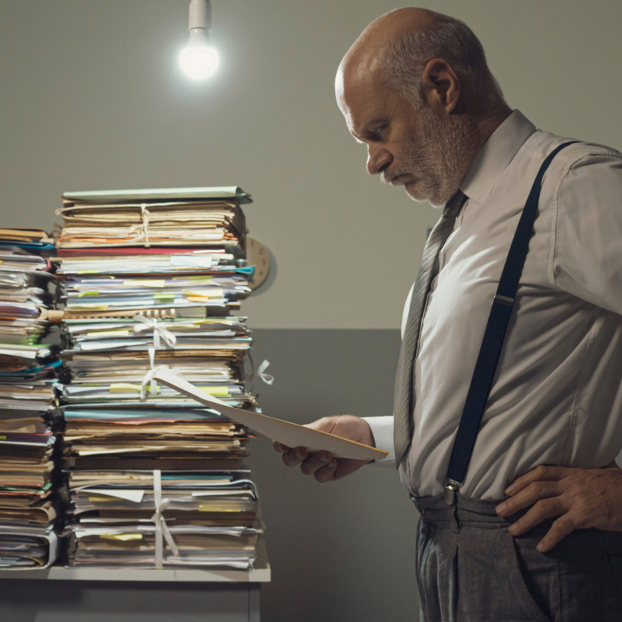 Mann vor einem Berg unterlagen