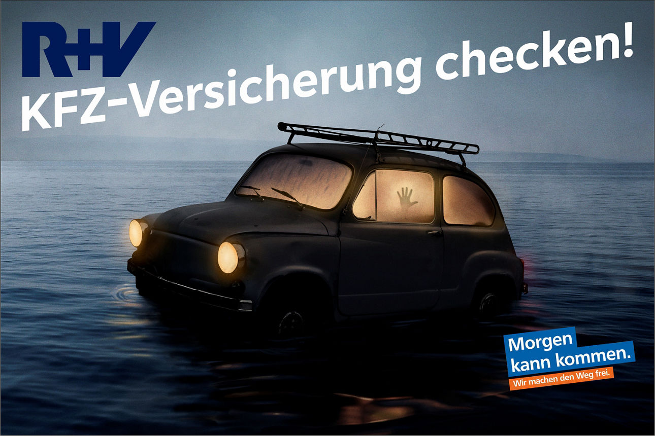 Kleines Auto am See mit beschlagenen Fenstern