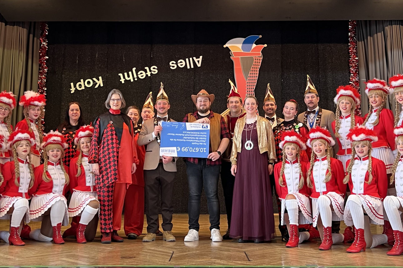 Die Garde der KaGeMuWa steht auf der Bühne und erhält einen Spende