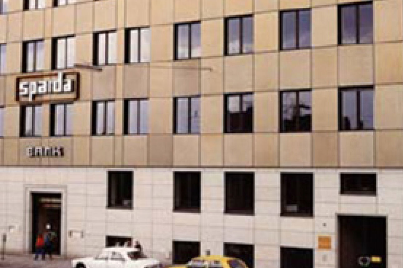 Ein älteres Bild, man sieht das ehemalige Gebäude der Sparda-Bank aus den 70er Jahren