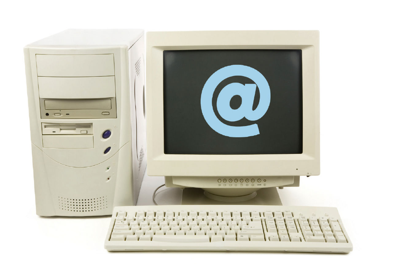 ein Computer mit Monitor und Tastatur 