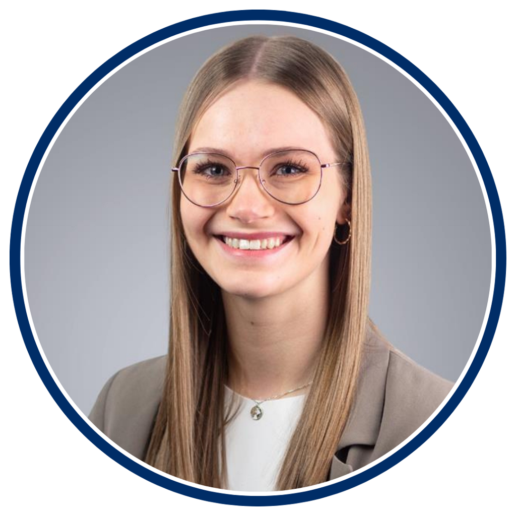 Frau mit Brille und langen Haare