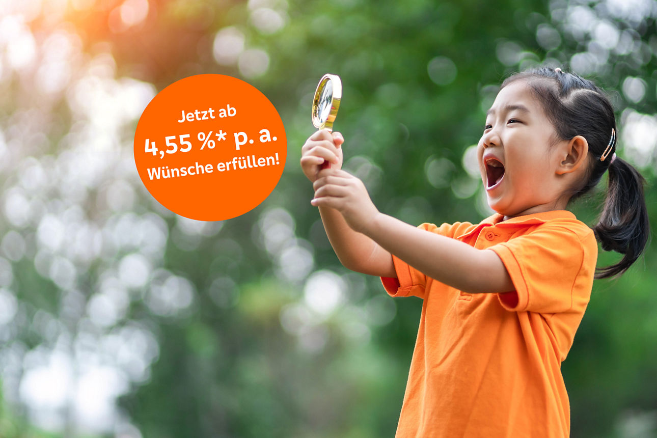 Kind mit Lupe in der Hand freut sich