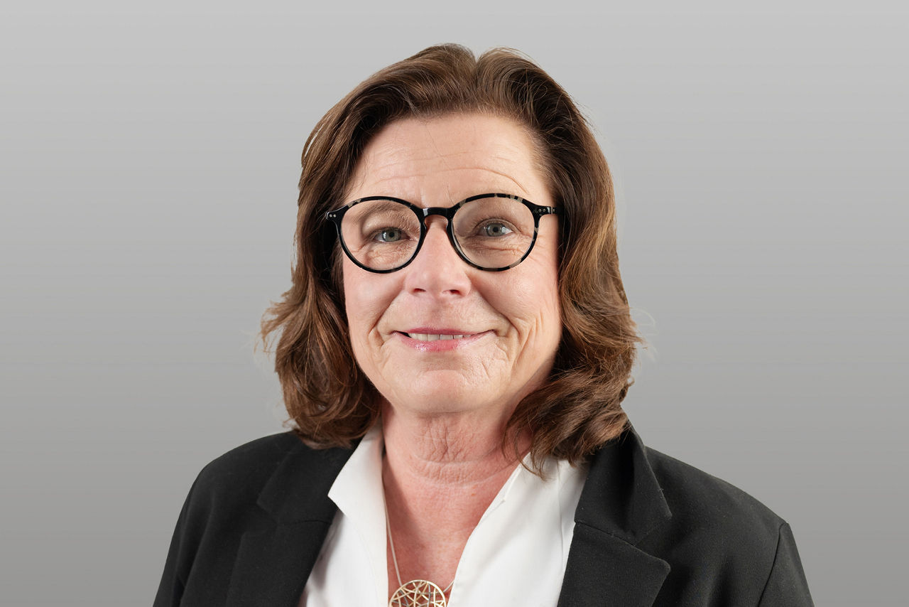 Servicemitarbeiterin Annette Kammer  vor grauen Hintergrund