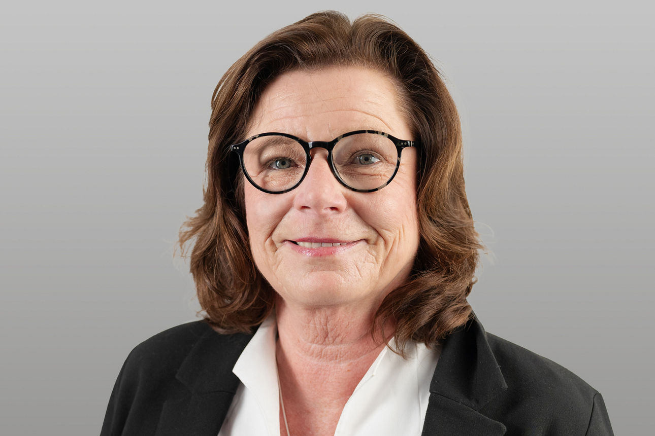 Servicemitarbeiterin Annette Kammer  vor grauen Hintergrund