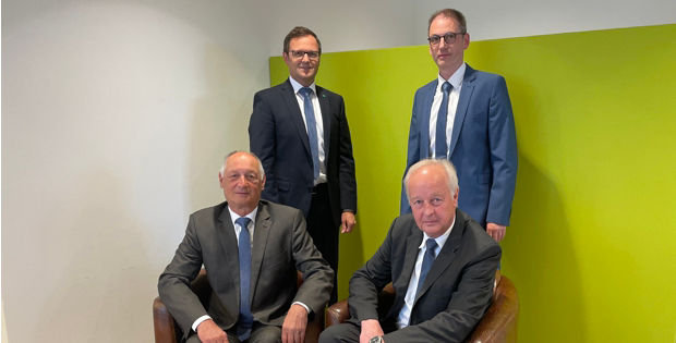 4 Männer in Business-Kleidung