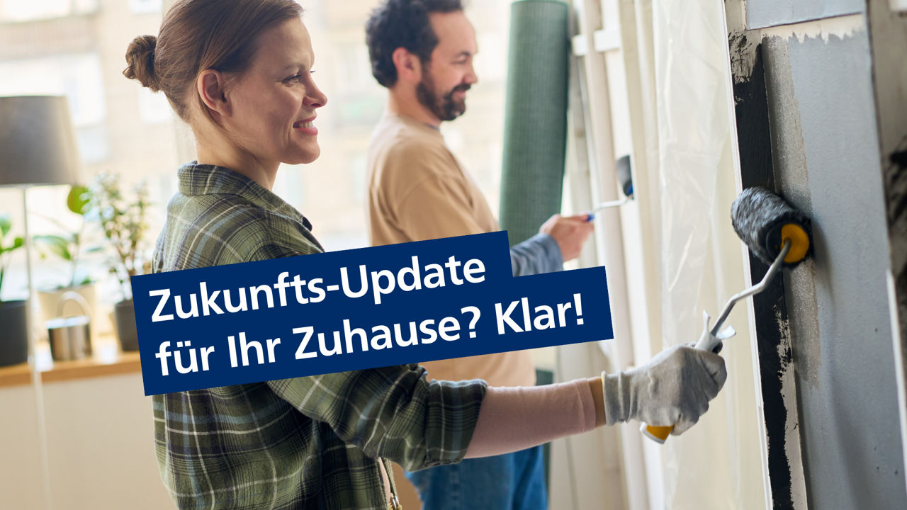 Renovierung:Ein Paar streicht Wand und Türen.