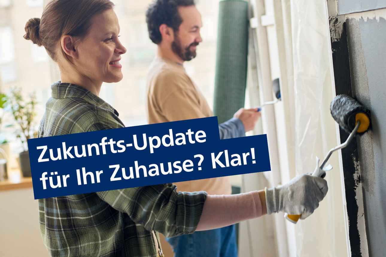 Renovierung:Ein Paar streicht Wand und Türen.