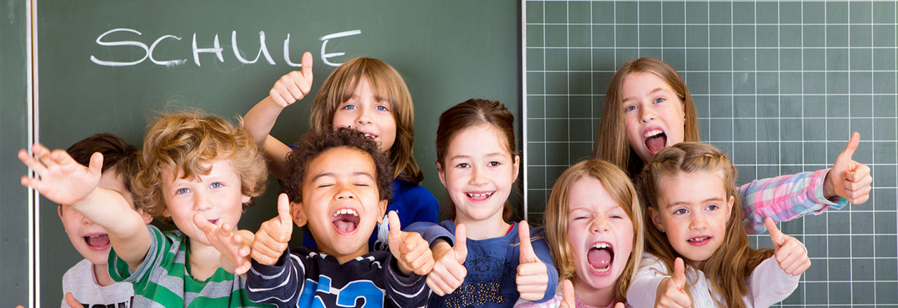 Schüler halten den Daumen hoch