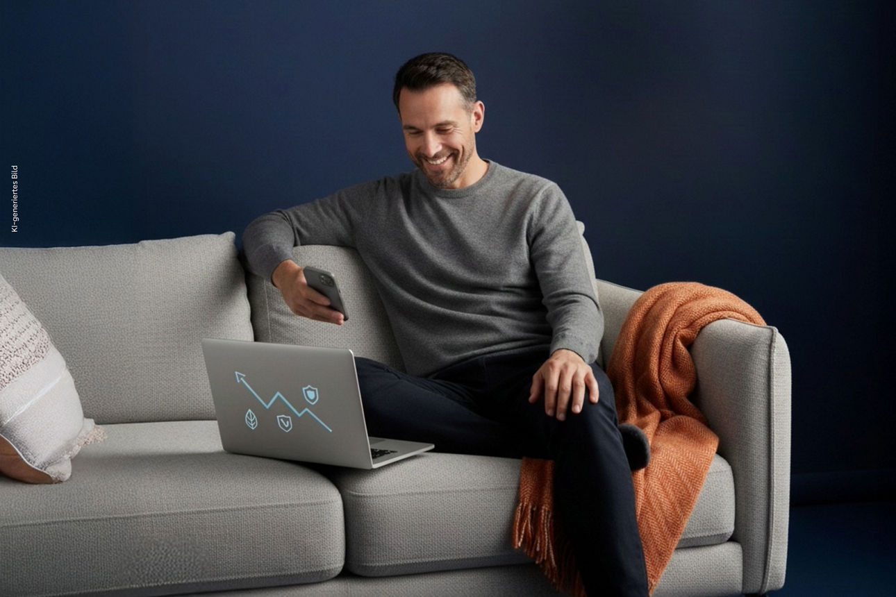 Junger Mann sitzt mit Laptop auf einem Sofa