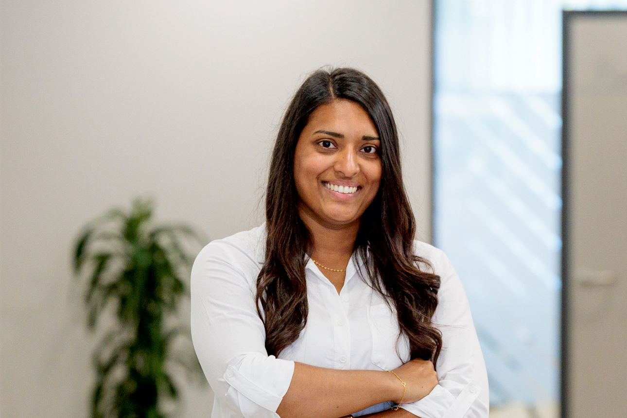 Eine junge Frau lächelt in die Kamera