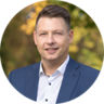 Ein freundlich lächelnder Mann im Anzug 