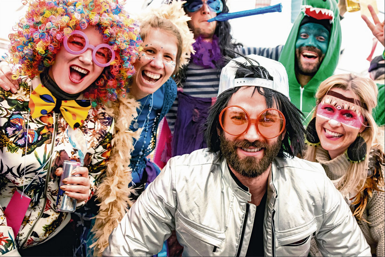 Gruppe von sechs Personen die bunt verkleidet sind zu Karneval