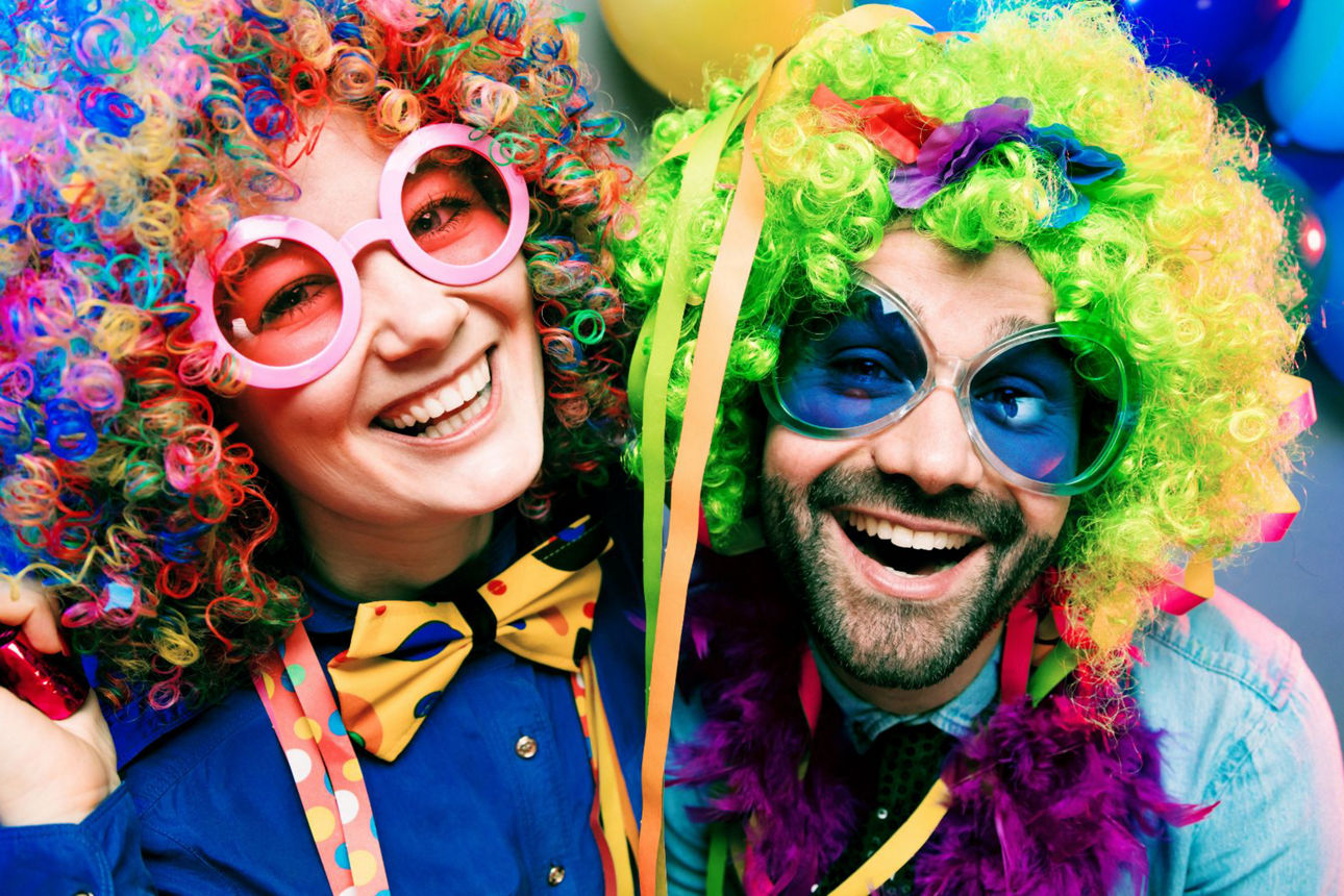 Junges Paar feiert Karneval