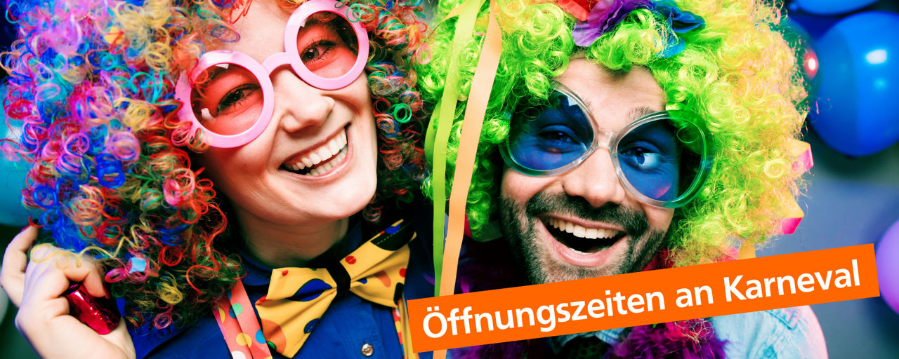 Ein Mann und eine Frau feiern Karneval