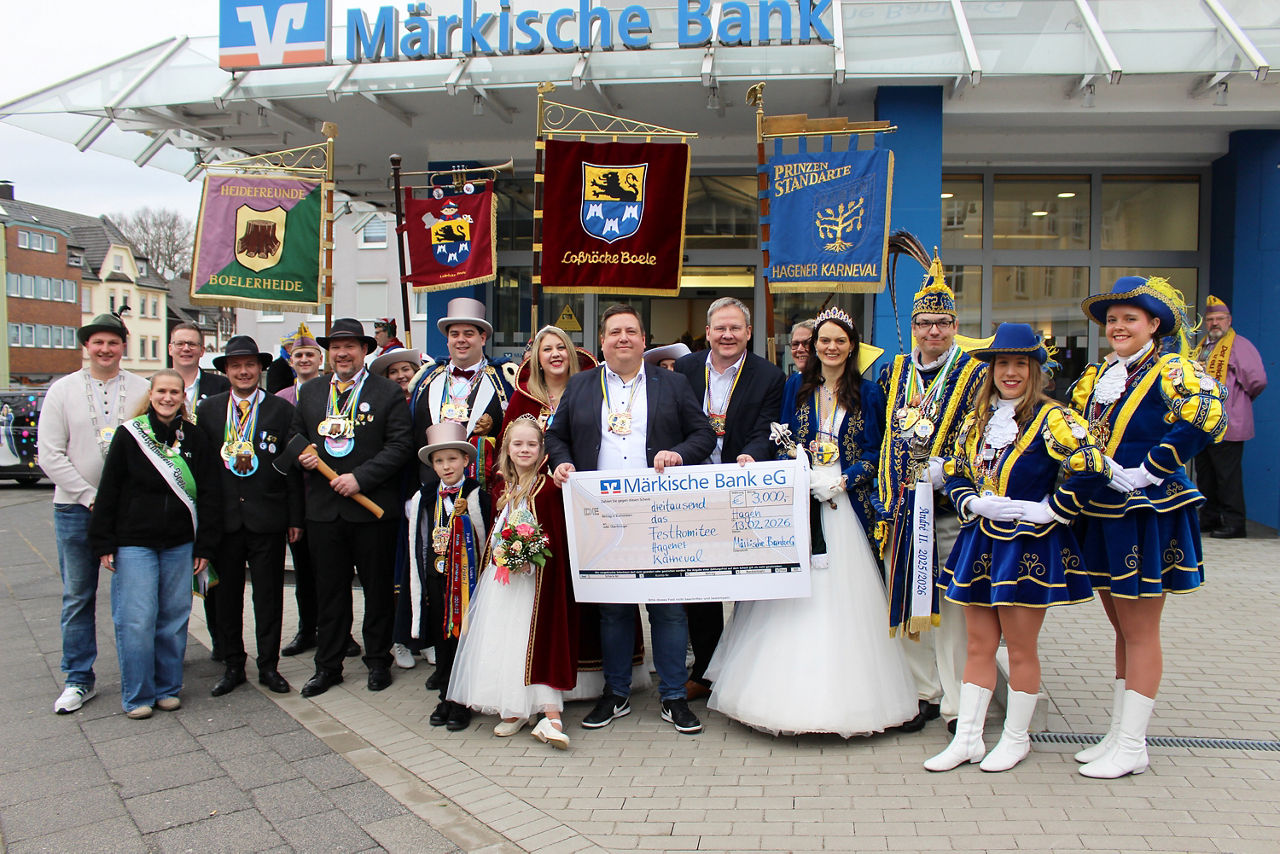 A. Hahn und N. Büscher mit der Hagener Karnevalsgesellschaft vor unserer Filiale in Boele mit dem Übergabecheck.