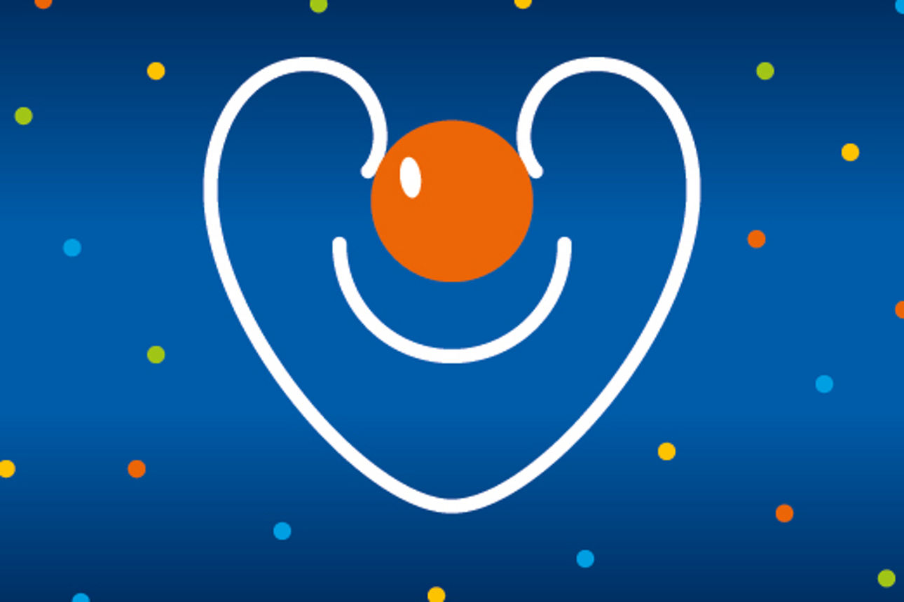 Ein Herz mit roter Nase und einem Mund auf hellblauem Hintergrund mit Konfetti.