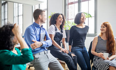 Fünf junge Menschen lachen zusammen