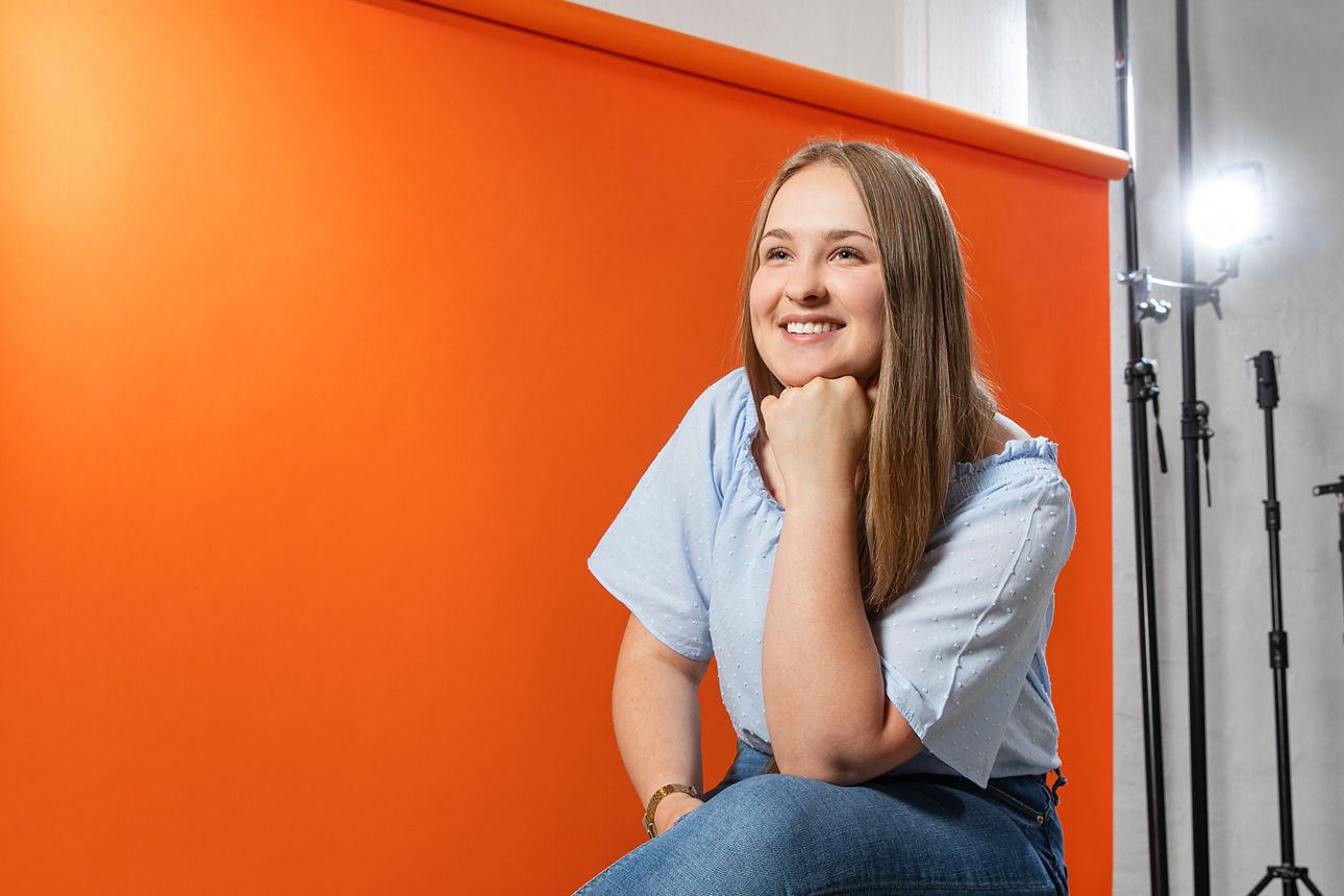 Schülerin sitzt in einem Fotostudio