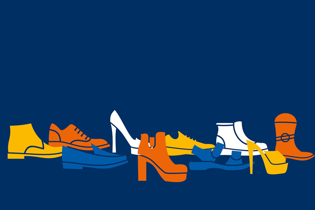 Verschiendenfarbige Schuhe auf blauem Hintergrund