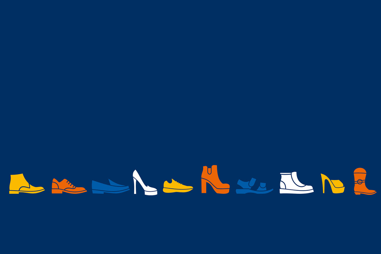 Bunte Schule in einer linie vor dunkelblauem Hintergrundbild