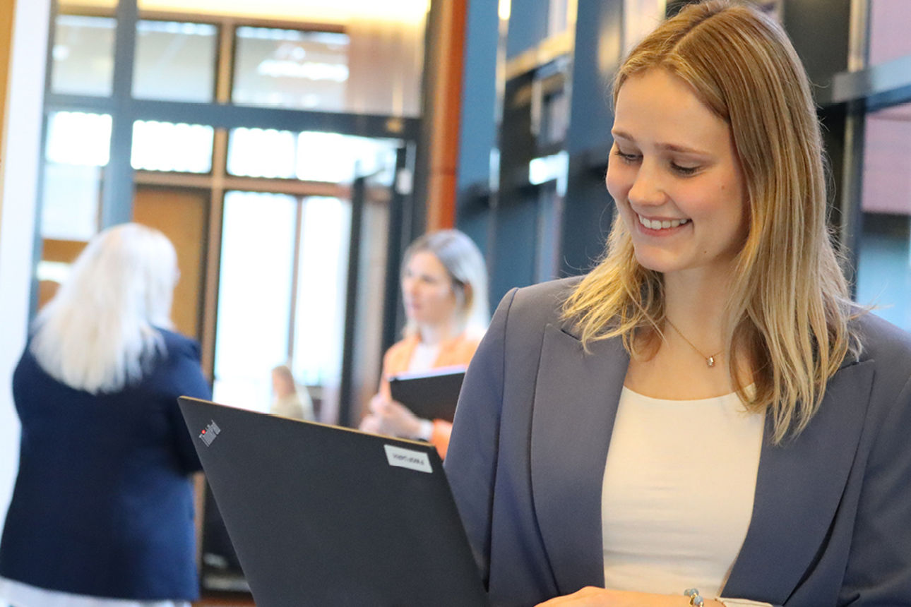 Mitarbeitende aus dem Personalmanagement Emily Kriesmann