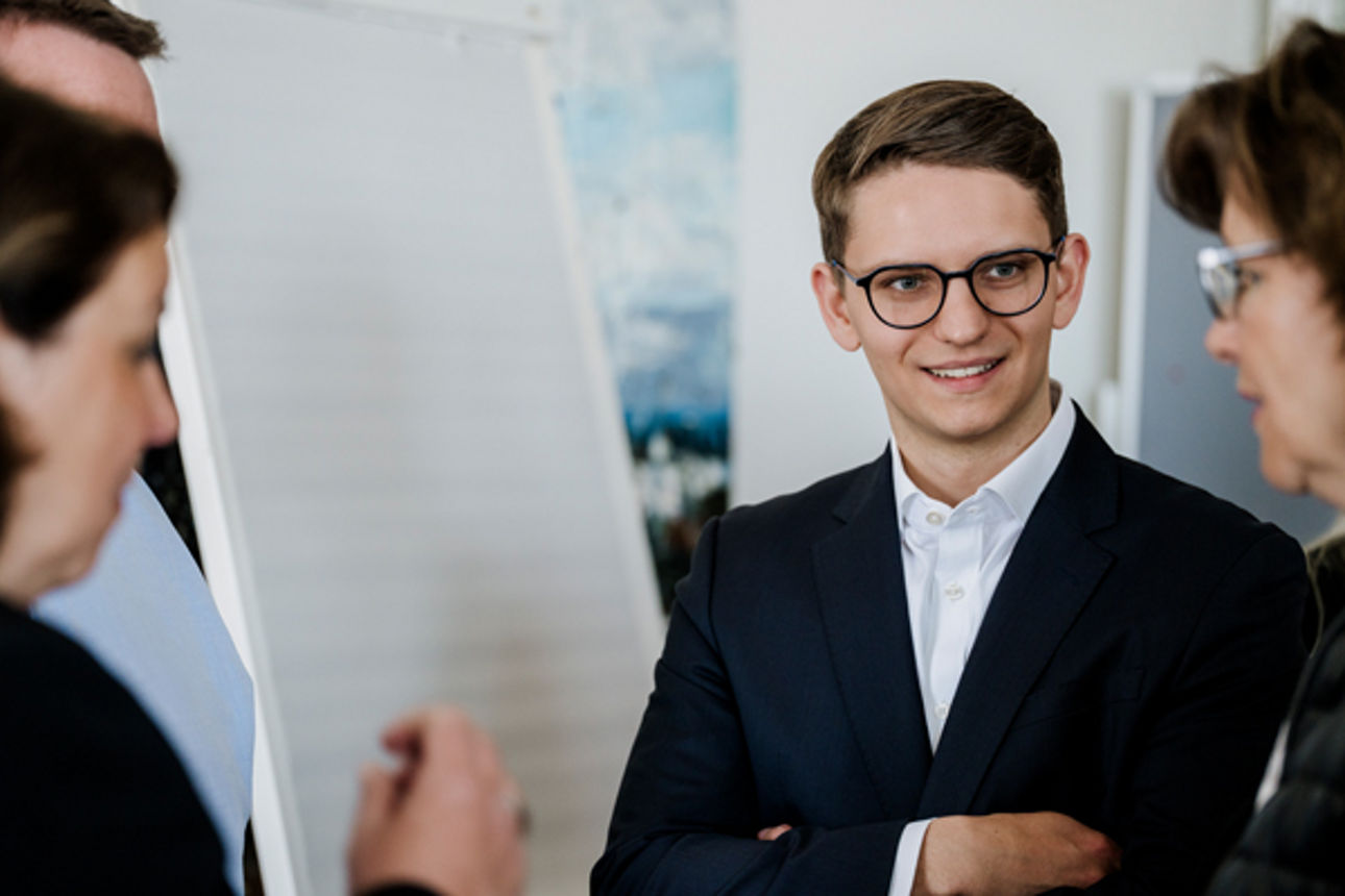 BIB-Mitarbeiter im Gespräch