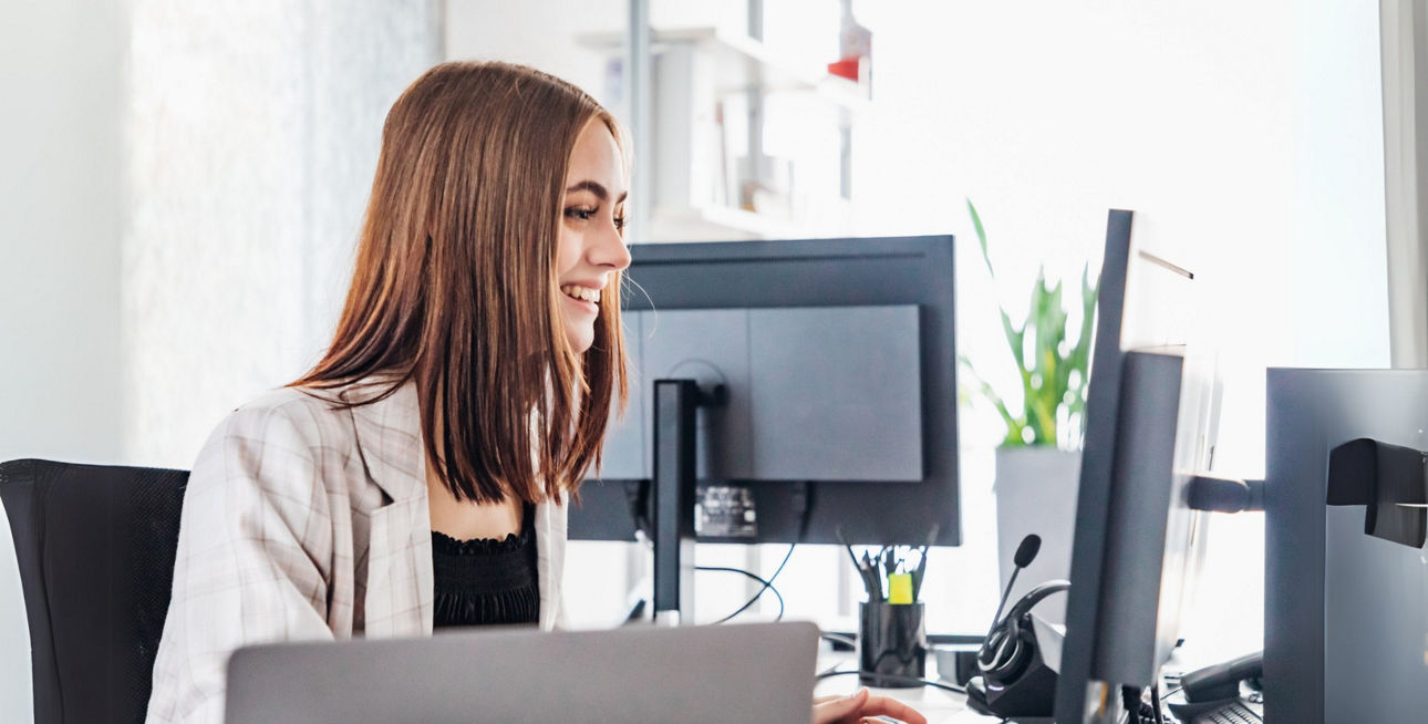 junge Frau vor Computerbildschirm