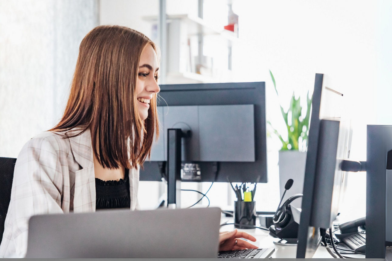 junge Frau vor Computerbildschirm