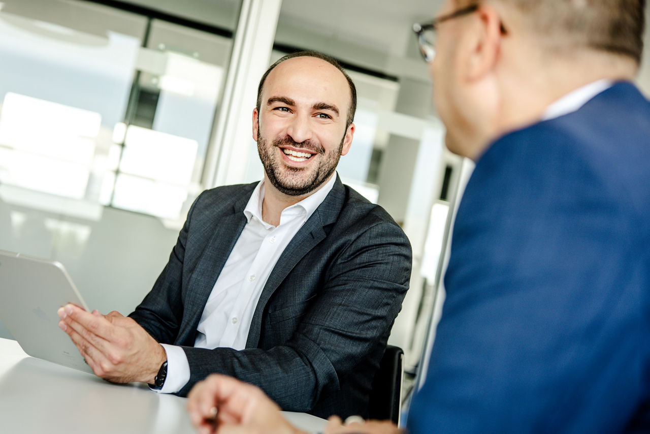 Abbildung zeigt zwei Männer im Bewerbungsgespräch