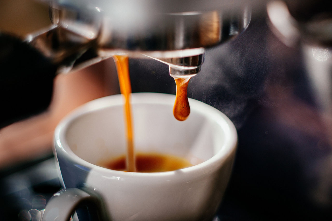 Aus einer Bariasta Kaffeemaschine wird Kaffee in eine Kaffeetasse gelassen.