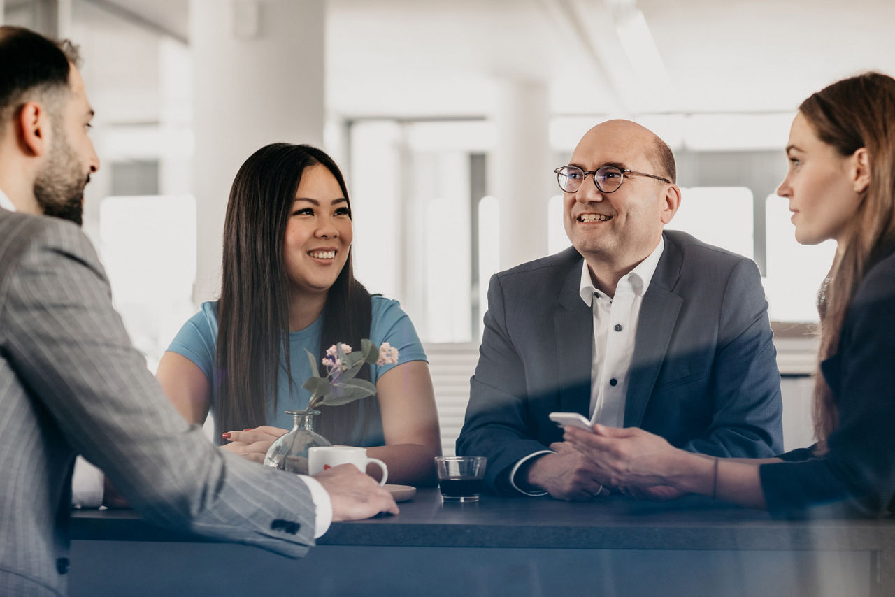 Abbildung zeigt Mitarbeiter von Meine Bank im Teammeeting