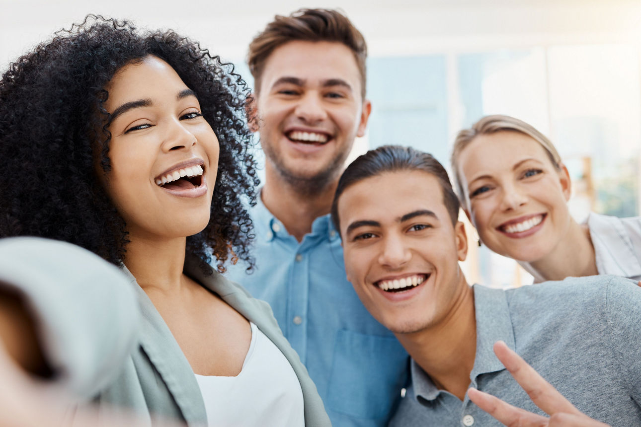 4 junge Menschen die zusammen ein Selfi machen