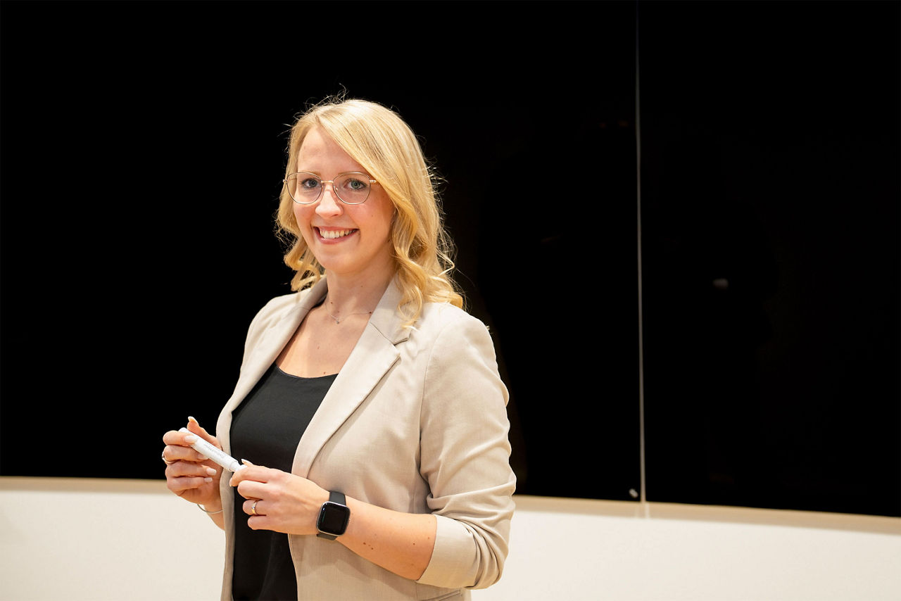 Frau vor dem Blackboard
