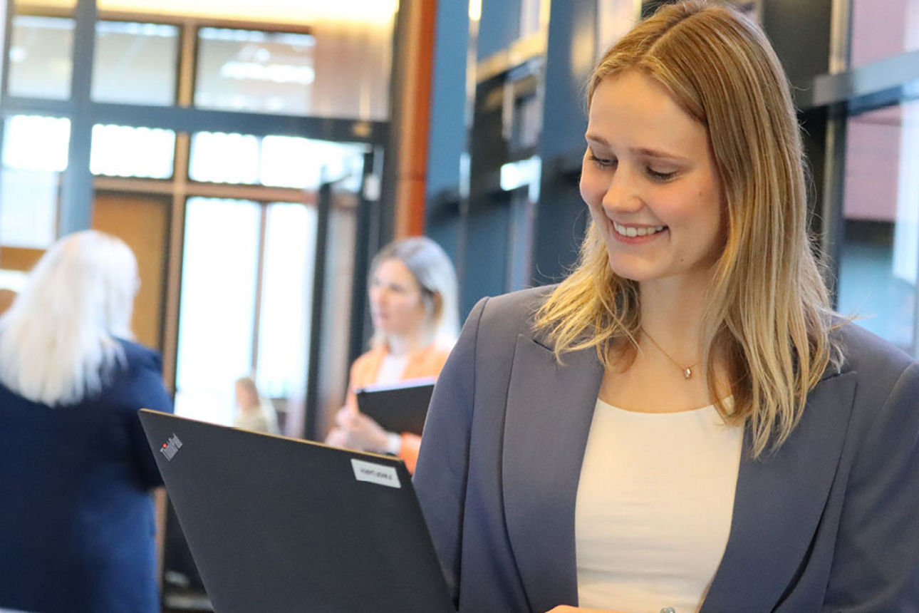 Emiliy Kriesmann, Referentin Personalmanagement unserer Volksbank.