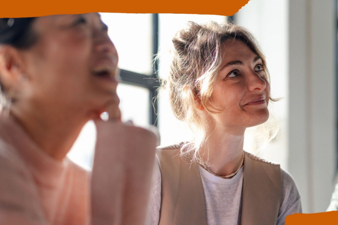 3 junge Menschen sitzen nebeneinander und lächeln