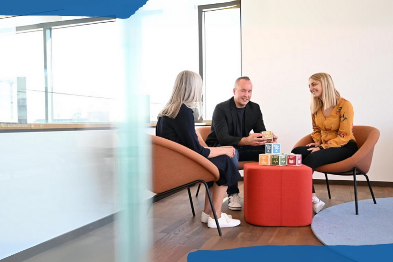Drei Menschen sitzen an einem Tisch