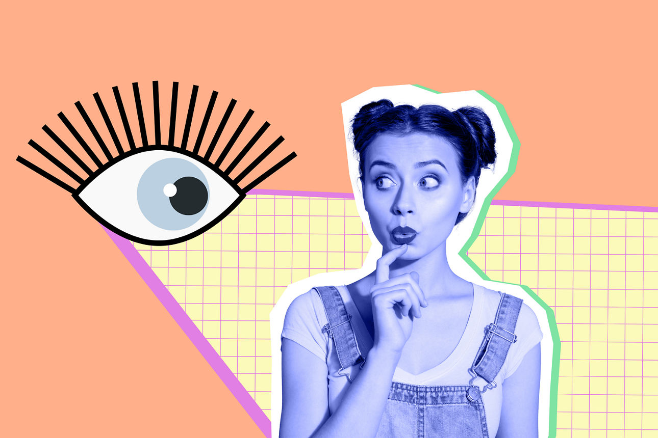 Eine Frau steht vor einem abstrakten Hintergrund