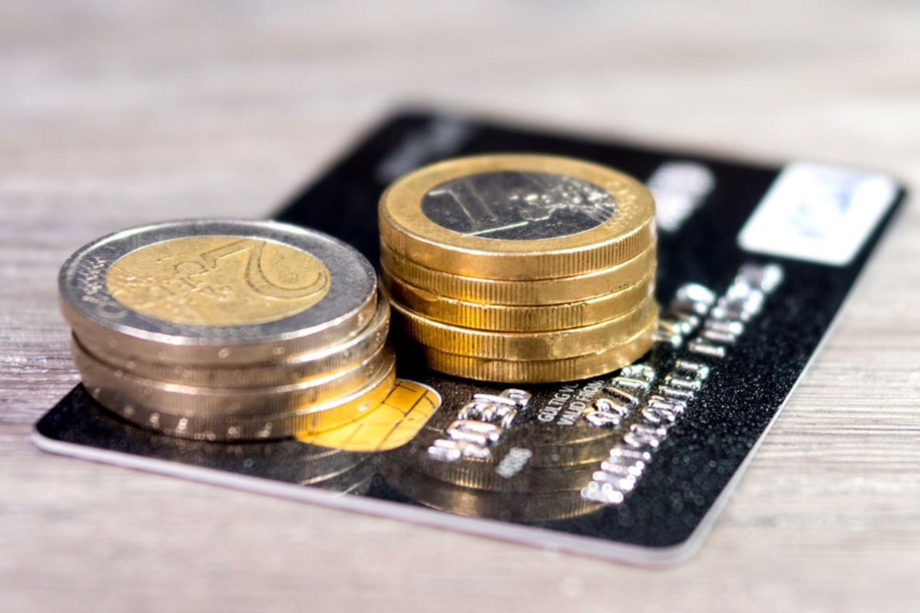 Karte mit Münzen liegt auf einem Tisch