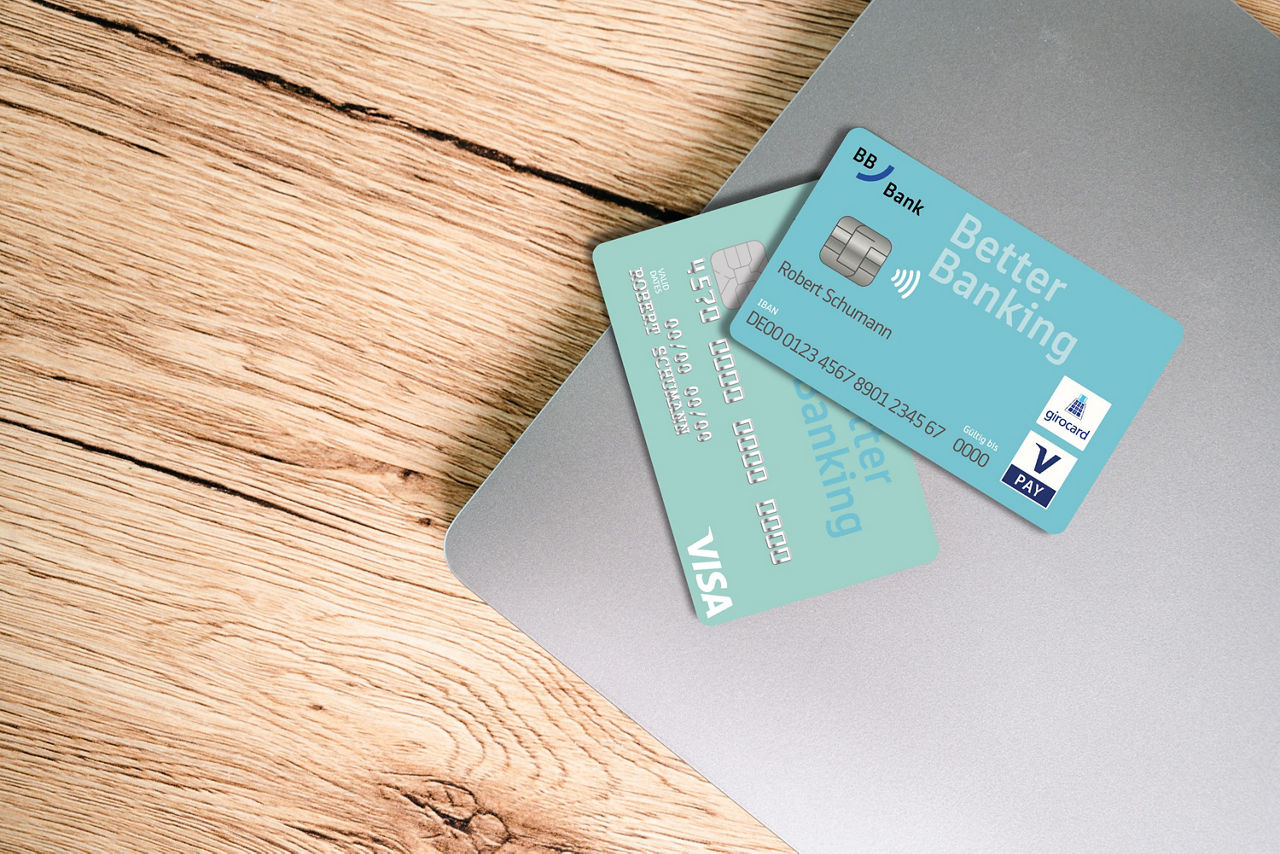 Mann zerschneidet abgelaufene Bankkarte mit einer Schere