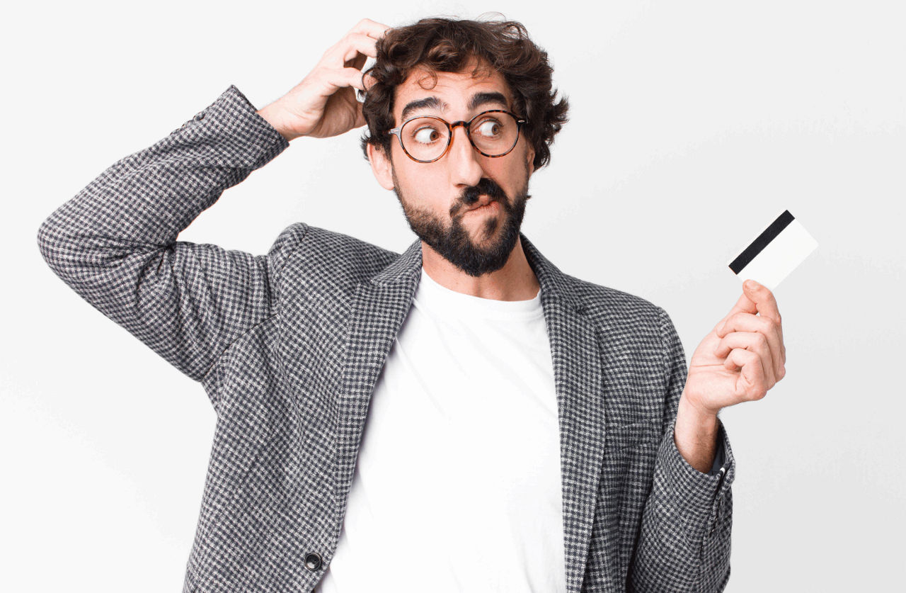 Mann im Jacket hält Karte in der Hand und überlegt