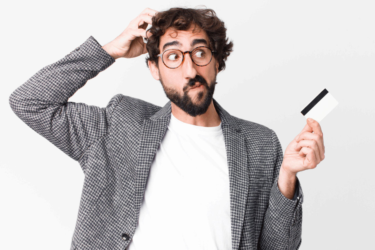 Mann im Jacket hält Karte in der Hand und überlegt