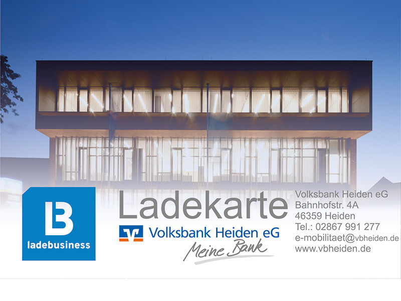 Ein Schild im Vordergrund mit Angaben zur Volksbank Heiden eG in der Bahnhofstr.