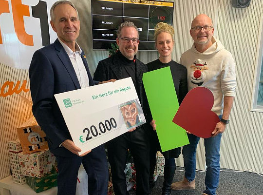 Spendenübergabe an die Stiftung Kartei der Not.