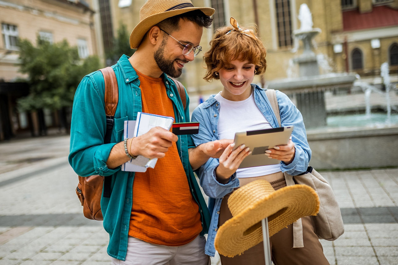 Ein junges Paar auf Reisen