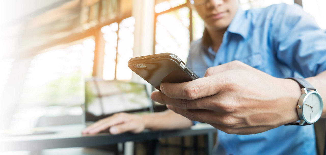 Ein Mann hält ein Smartphone in der Hand