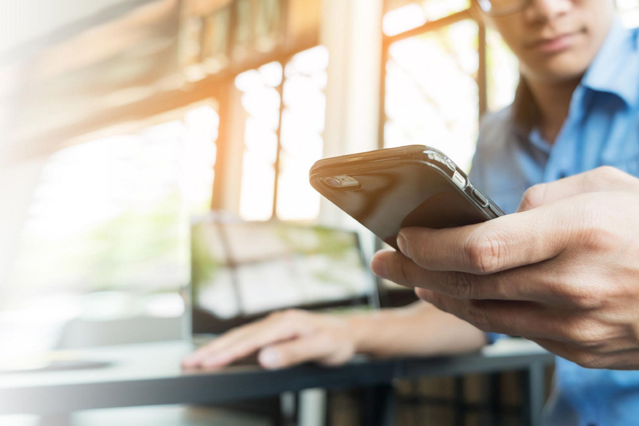 Ein Mann hält ein Smartphone in der Hand