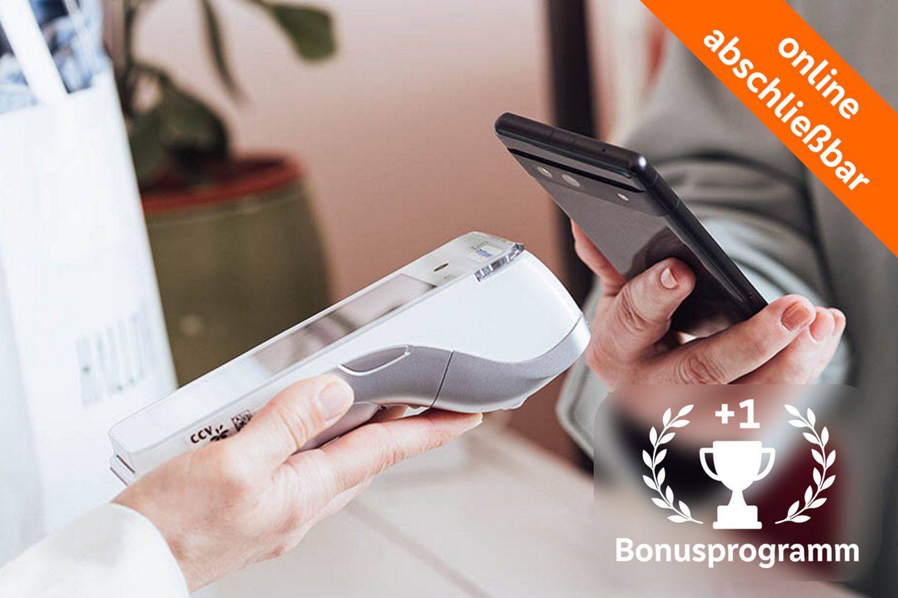 eine Person bezahlt mit dem Smartphone