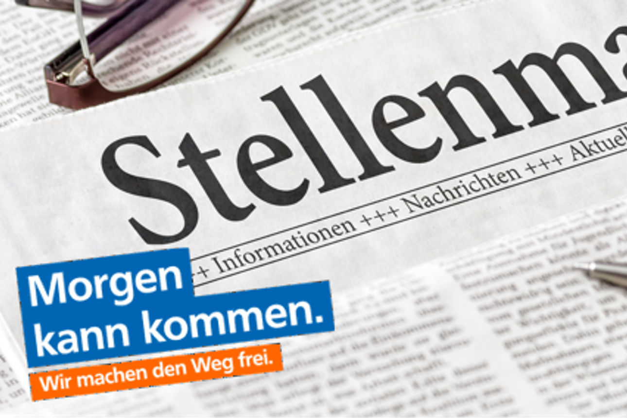 Zeitungsblatt mit dem Wort Stellenmarkt in dicken Buchstaben
